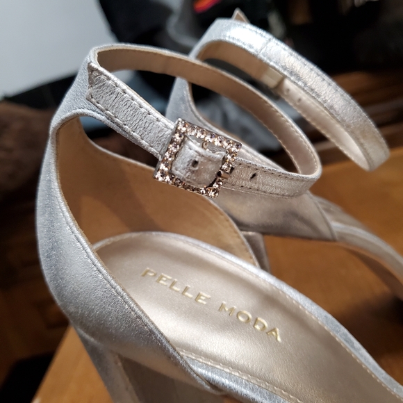Pelle Moda Silver heels with rhinestone. Size 9 - Picture 6 of 7